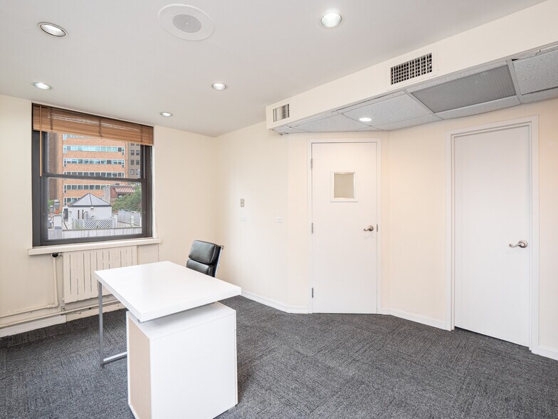 More Photos Of 115 E 61st St, New York Medical For Sale