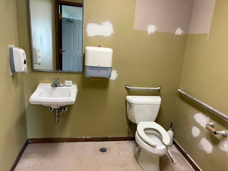 More Photos Of 2905 N Lincoln Rd, Escanaba General Retail For Sale