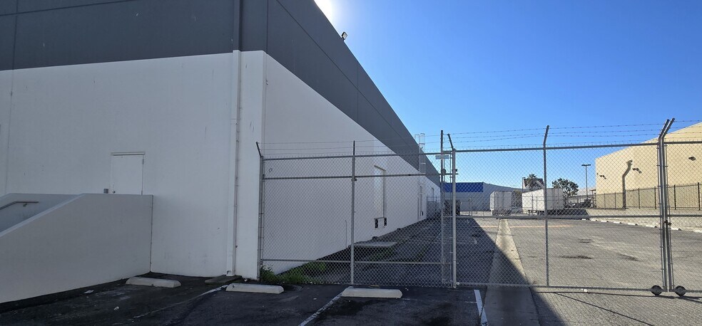 More Photos Of 4926-4928 Rosecrans Ave, Hawthorne Warehouse For Lease