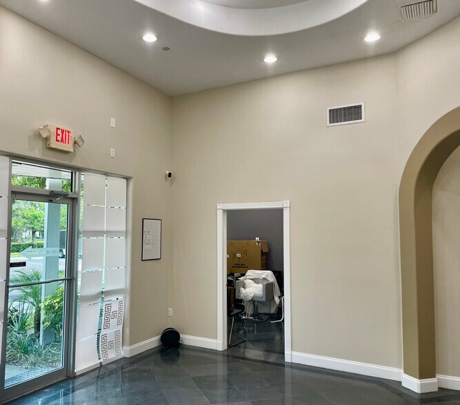 More Photos Of 8810 Commodity Cir, Orlando Showroom For Lease