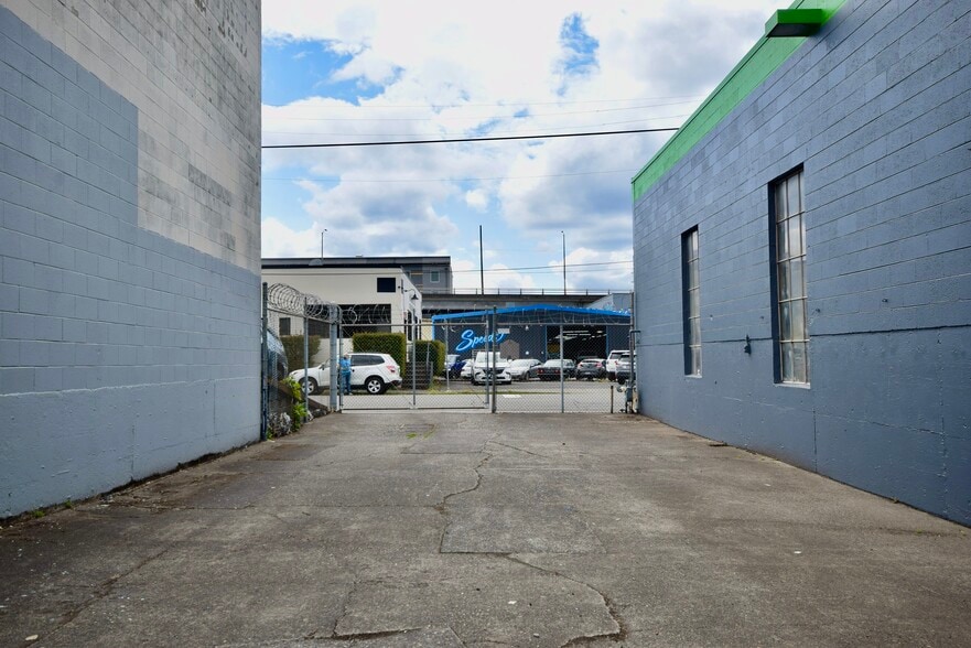 More Photos Of 55 SE Main St, Portland Warehouse For Lease