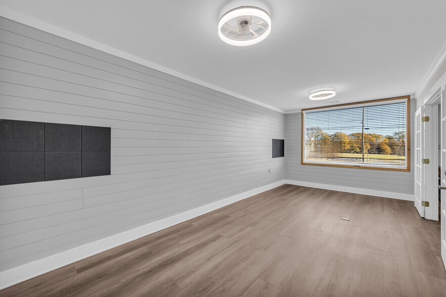 More Photos Of 399 S Elm St, Commerce Storefront For Sale