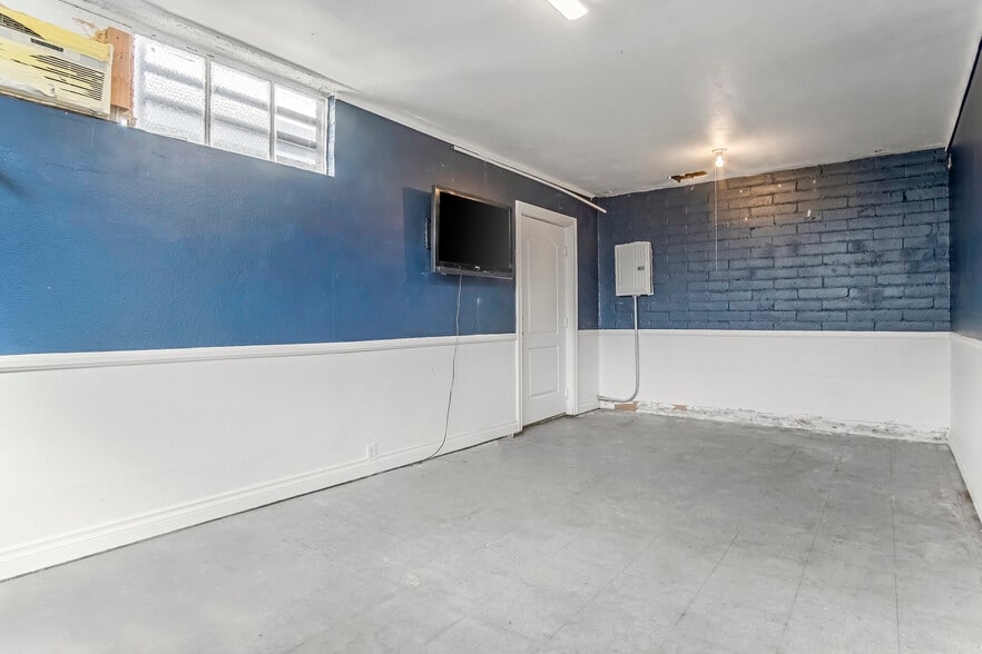 More Photos Of 14117-14123 Bessemer St, Van Nuys Warehouse For Lease
