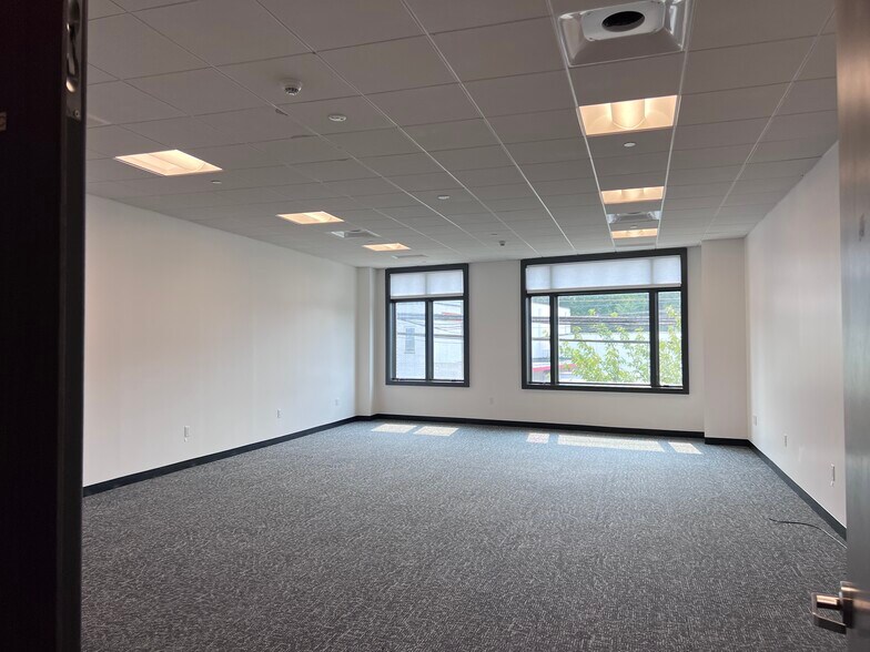 More Photos Of 415-417 Greenwich Ave, Greenwich General Retail For Lease