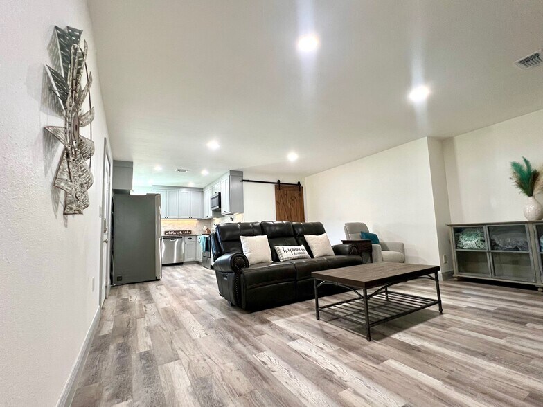 More Photos Of 104 E Main St, Johnson City Loft Creative Space For Lease