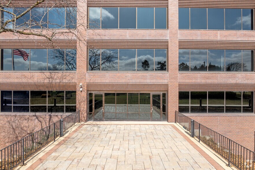 More Photos Of 1200 Jorie Blvd, Oak Brook Coworking Space