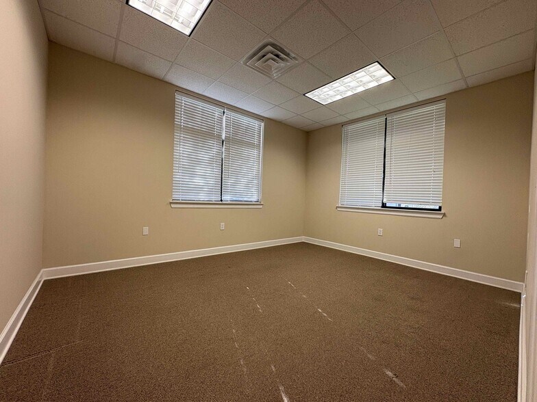 More Photos Of 12440 Emily Ct, Sugar Land Medical For Lease