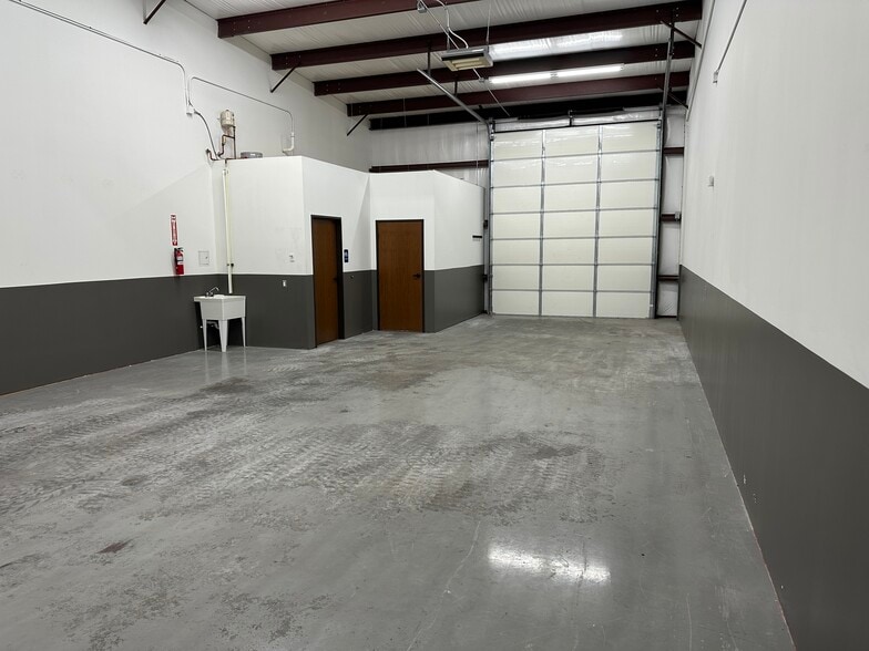 More Photos Of 1904 W Iola St, Broken Arrow Warehouse For Lease