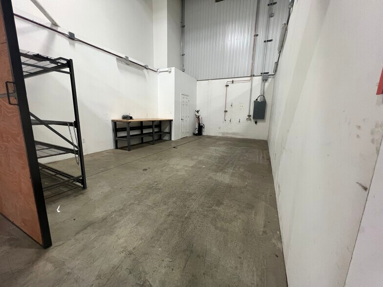 More Photos Of 1200 Boul Industriel, Farnham Industrial For Lease