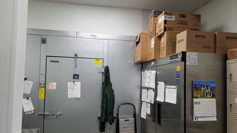 More Photos Of 960 Ontario Mills Dr, Ontario Restaurant For Lease