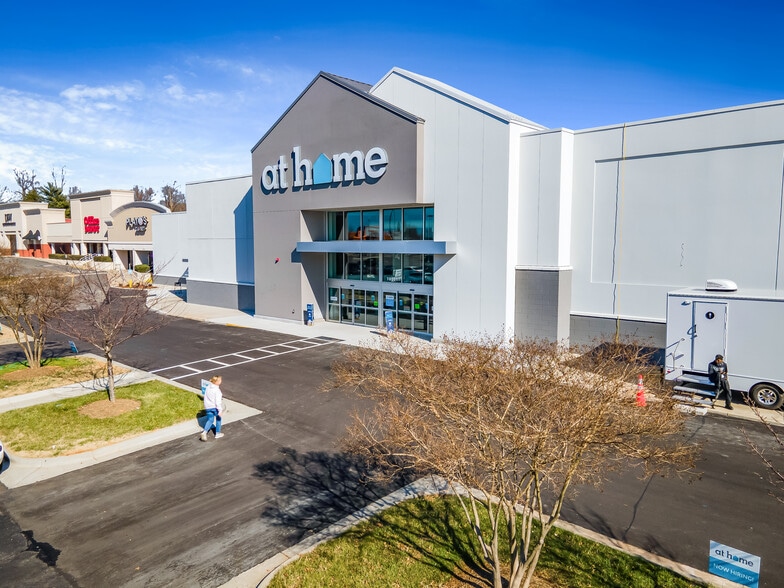 More Photos Of 9905-10101 E Independence Blvd, Matthews Unknown For Lease