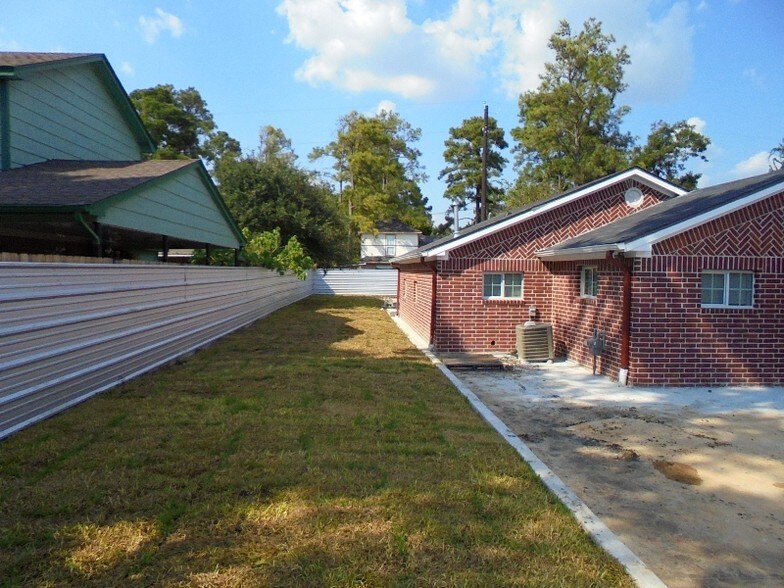 More Photos Of 11126 Timber Crest Dr, Houston Warehouse For Lease