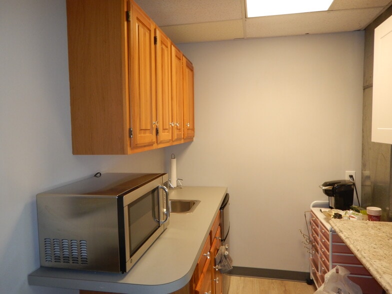 More Photos Of 254 N Broadway, Salem Storefront Retail Office For Sale