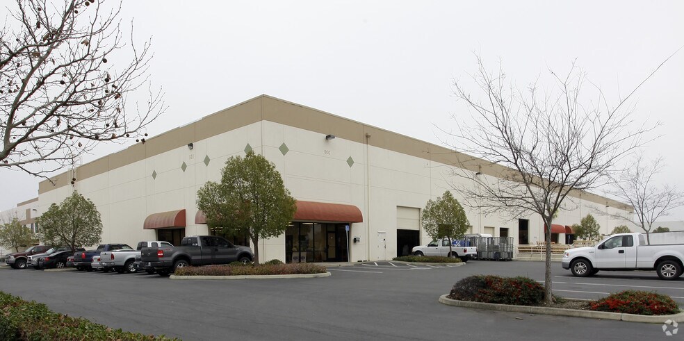 More Photos Of 900 Business Park Dr, Dixon Warehouse For Lease