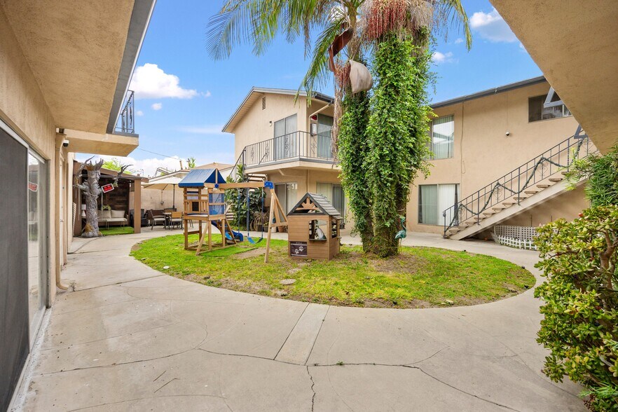 More Photos Of 1005 E Harding St, Long Beach Apartments For Sale