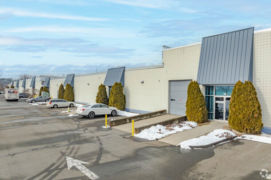 More Photos Of 100 Republic Dr, North Haven Warehouse For Lease