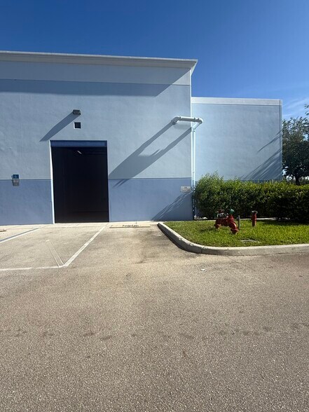 More Photos Of 342 Pike Rd, West Palm Beach Warehouse For Lease
