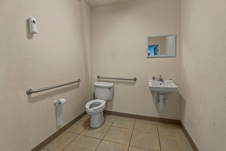 More Photos Of 3239 Old Winter Garden Rd, Orlando Flex For Sale