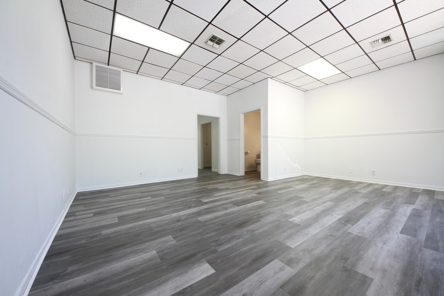 More Photos Of 3135 39th Ave N, Saint Petersburg Light Manufacturing For Lease