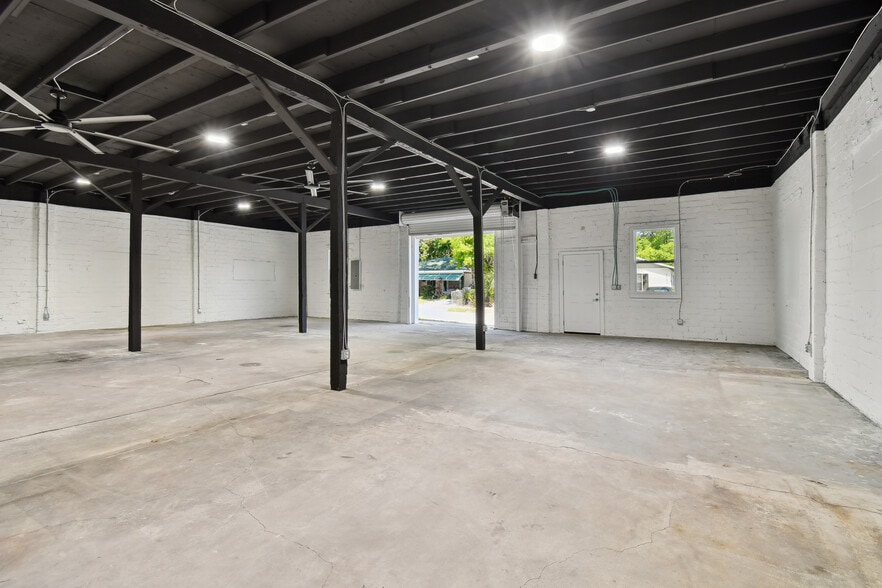 More Photos Of 1704 W Cherry St, Tampa Light Manufacturing For Sale