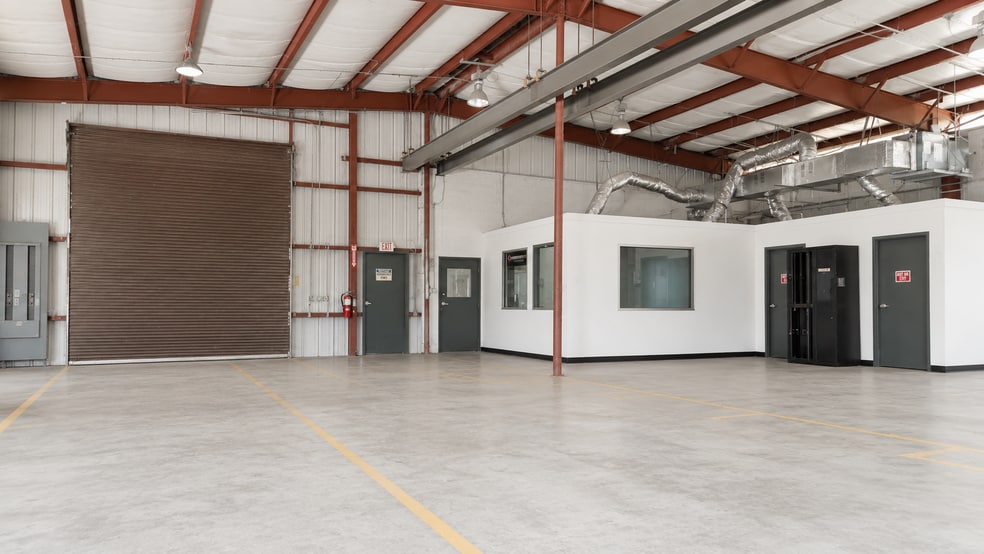 More Photos Of 2702 Drane Field Rd, Lakeland Warehouse For Lease