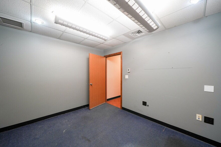 More Photos Of 1555-1557 SE Crystal Lake Dr, Corvallis Warehouse For Lease