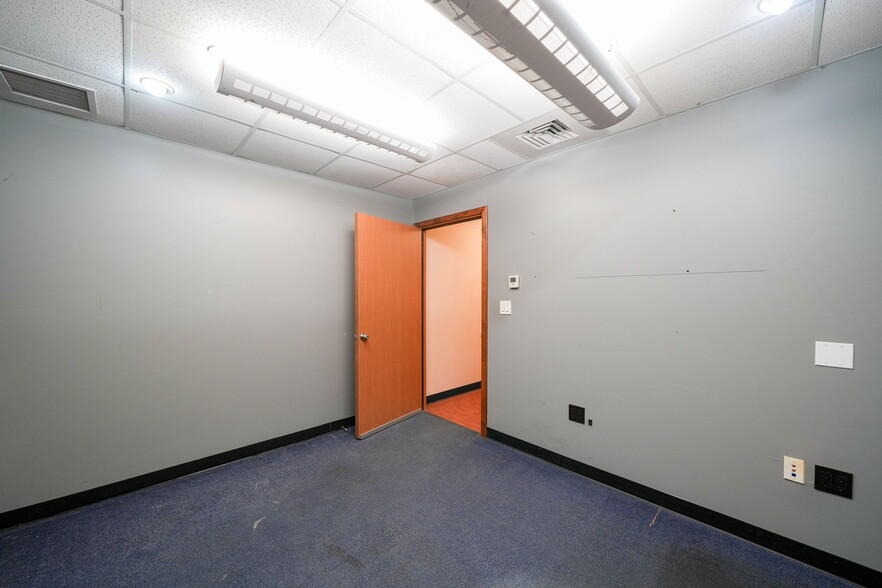 More Photos Of 1555-1557 SE Crystal Lake Dr, Corvallis Warehouse For Lease