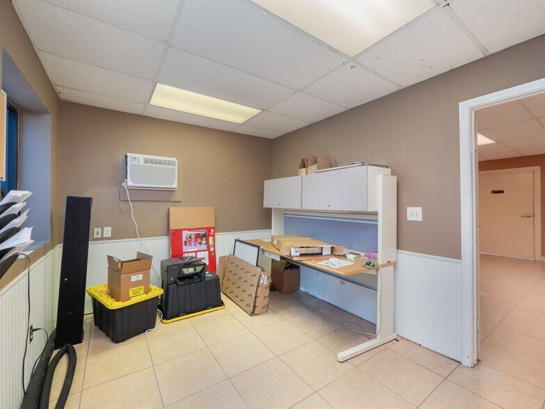 More Photos Of 318 W Byrd Blvd, Universal City Office For Sale