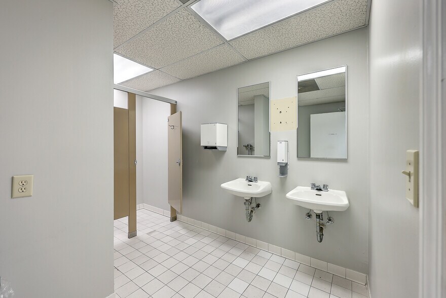 More Photos Of 494-496 King St, Charleston Storefront Retail Office For Lease