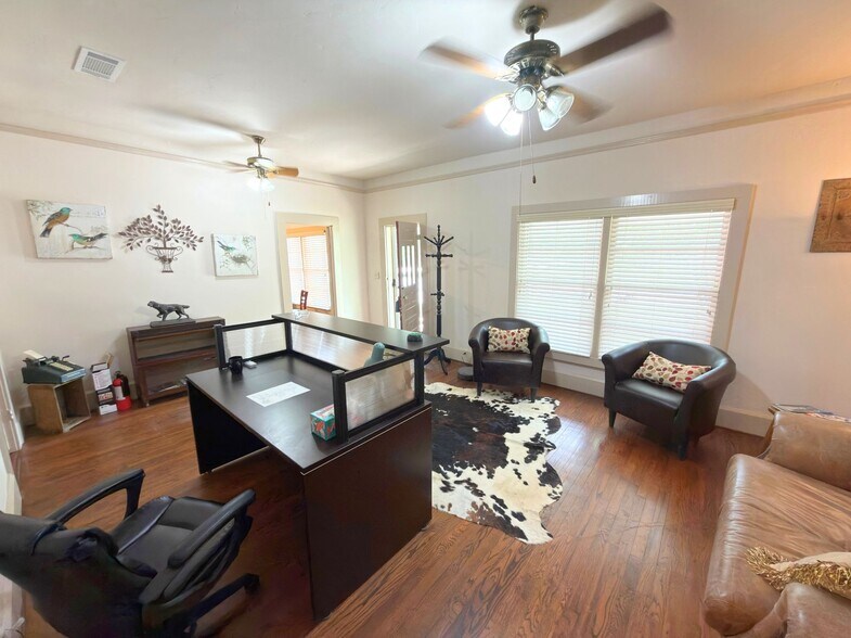 More Photos Of 902 W Pearl St, Granbury Office For Lease