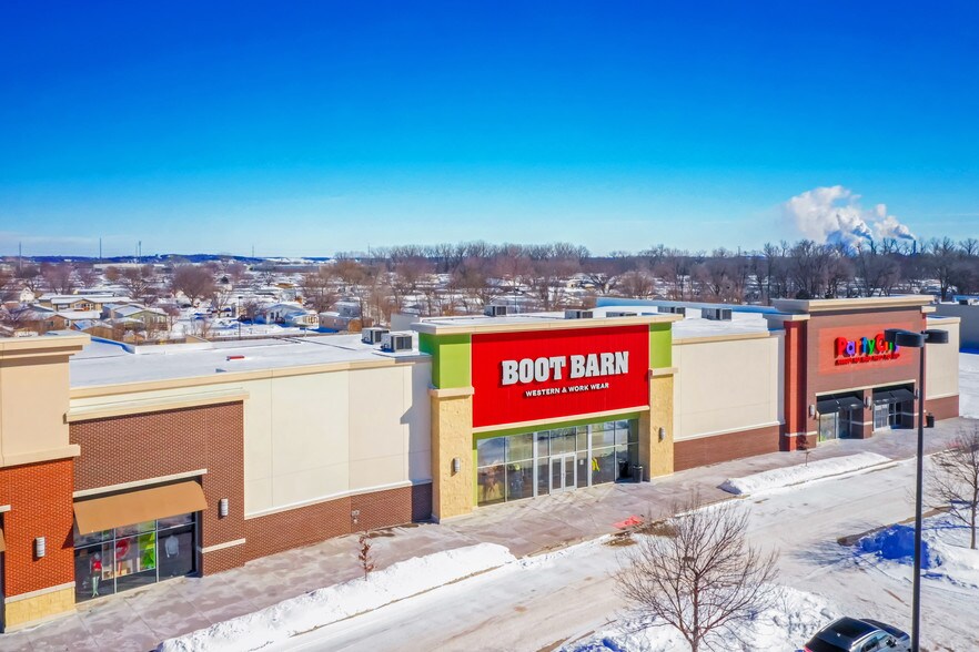 More Photos Of 3271 Market Place Dr, Council Bluffs General Retail For Lease