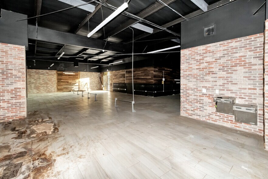 More Photos Of 104 Teakwood Dr, Victoria Medical For Sale