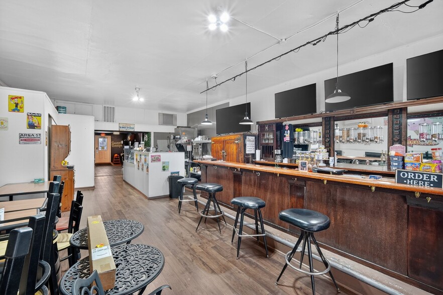 More Photos Of 124 S Fillmore St, Osceola Flex For Sale