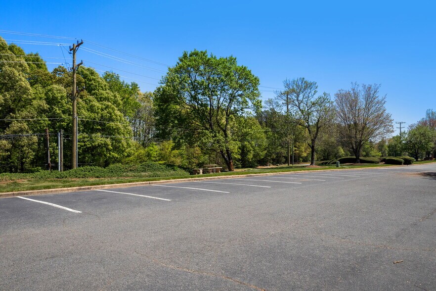 More Photos Of 1803 Associates Ln, Charlotte Showroom For Lease