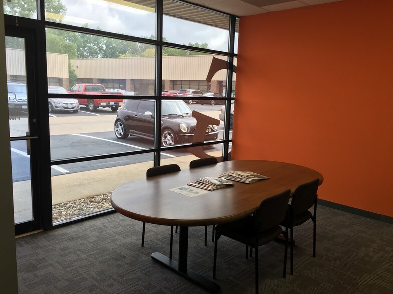 More Photos Of 700 Crown Industrial Ct, Chesterfield Warehouse For Lease