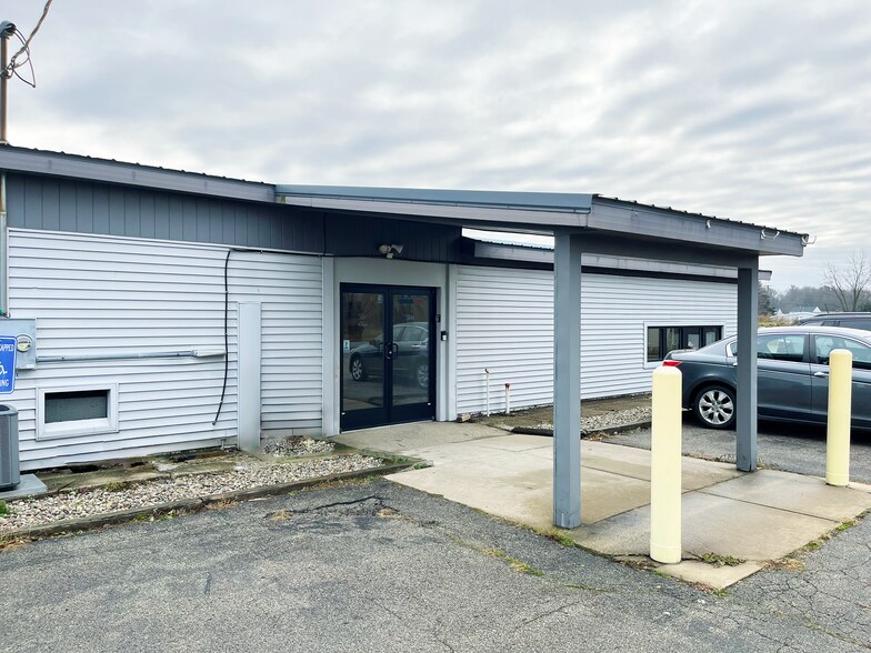 Primary Photo Of 810 17 Mile Rd NE, Cedar Springs Freestanding For Sale