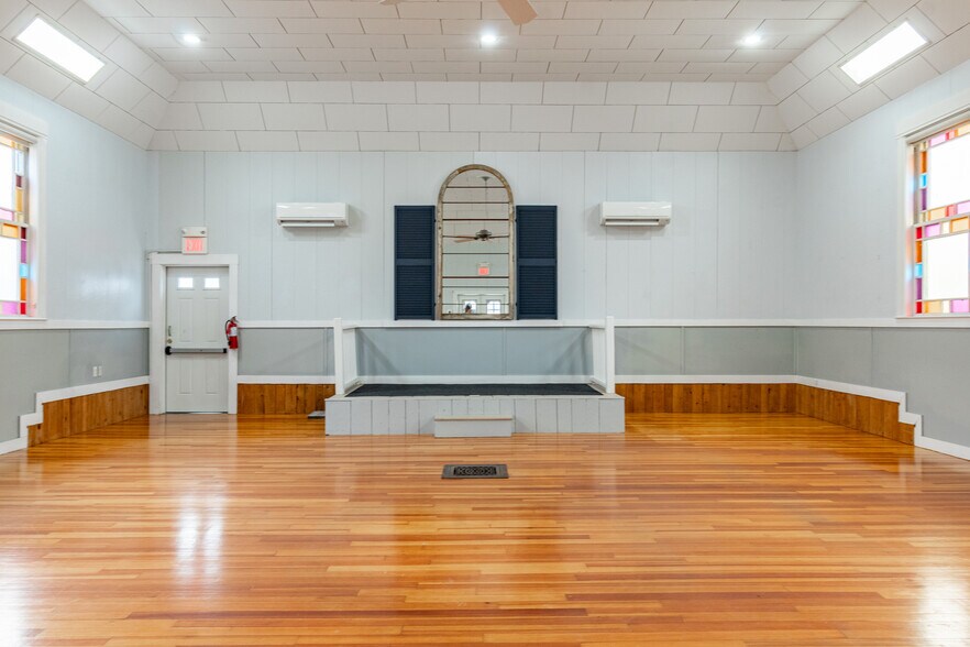 More Photos Of 57 Saco Ave, Old Orchard Beach Freestanding For Lease