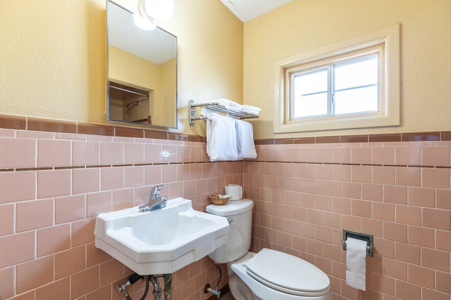 More Photos Of 1100 Main St, Knox City Hotel For Sale