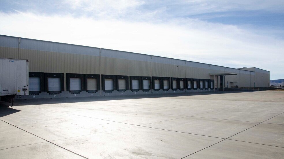 More Photos Of 4200 N Industrial Blvd, Kingman Distribution For Lease