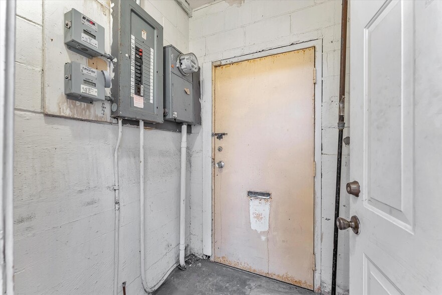 More Photos Of 1227 San Pablo Ave, Berkeley Storefront For Sale