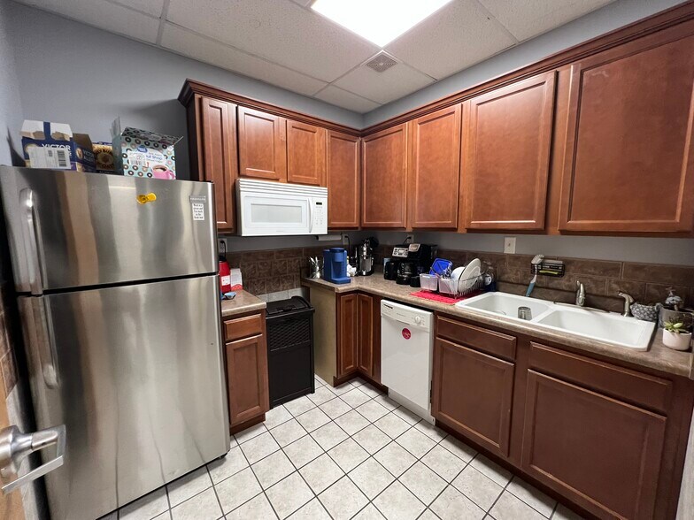More Photos Of 117 Parkwood St, Lowell Office For Sale