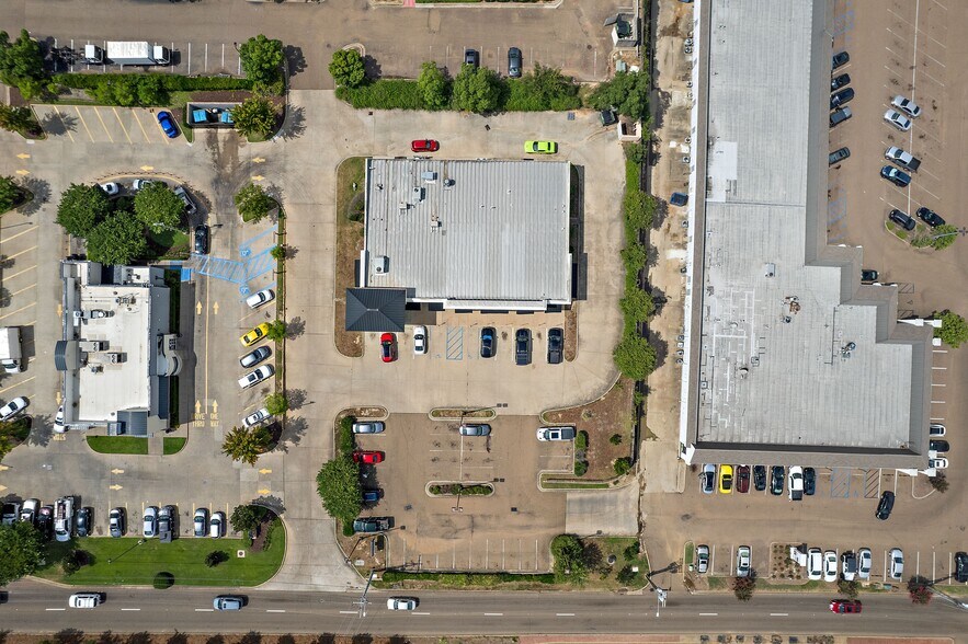 More Photos Of 940 E County Line Rd, Ridgeland Freestanding For Sale