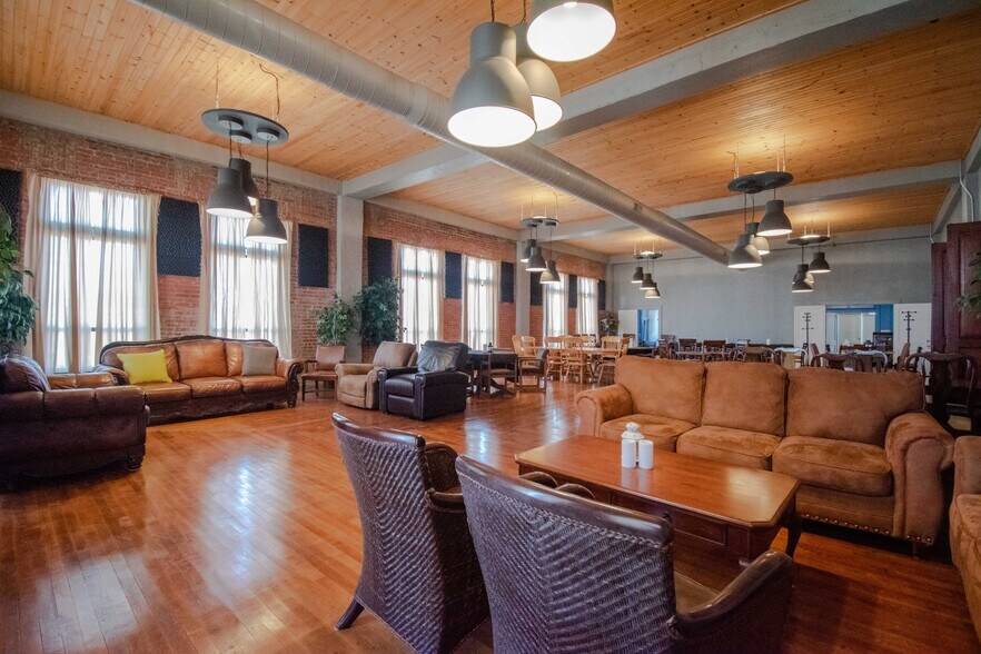 More Photos Of 322 E Don Tyler Ave, Dewey Storefront For Sale