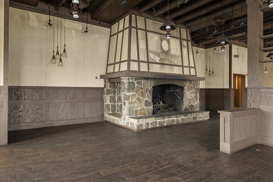 More Photos Of 1445 Center Dr, Medford Restaurant For Lease