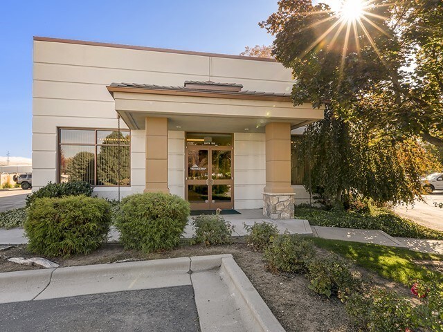 More Photos Of 1250 E Iron Eagle Dr, Eagle Showroom For Lease