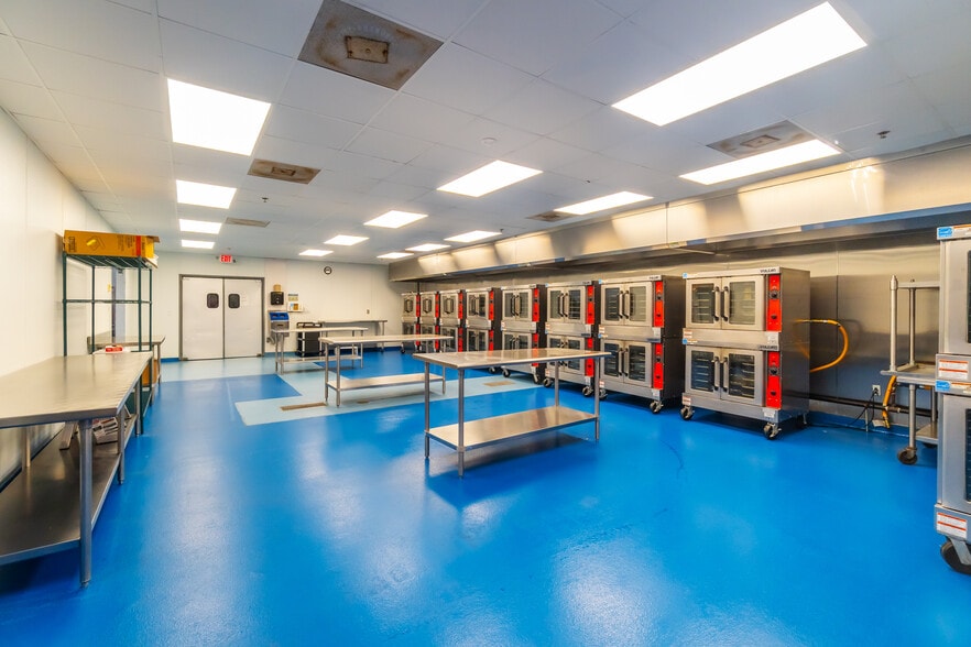 More Photos Of 1907 Gateway Blvd, Charlotte Warehouse For Sale