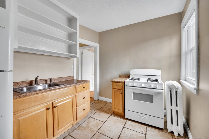 More Photos Of 28 Whitney St, Hartford Apartments For Sale