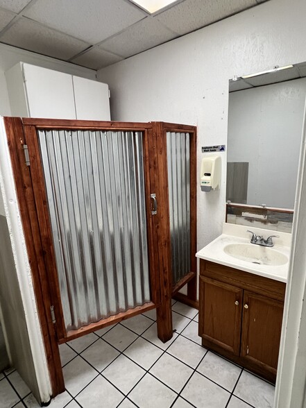 More Photos Of 612 Slater St, Kings Mountain Flex For Lease