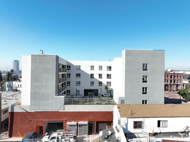 More Photos Of 110 S Boyle Ave, Los Angeles Apartments For Lease