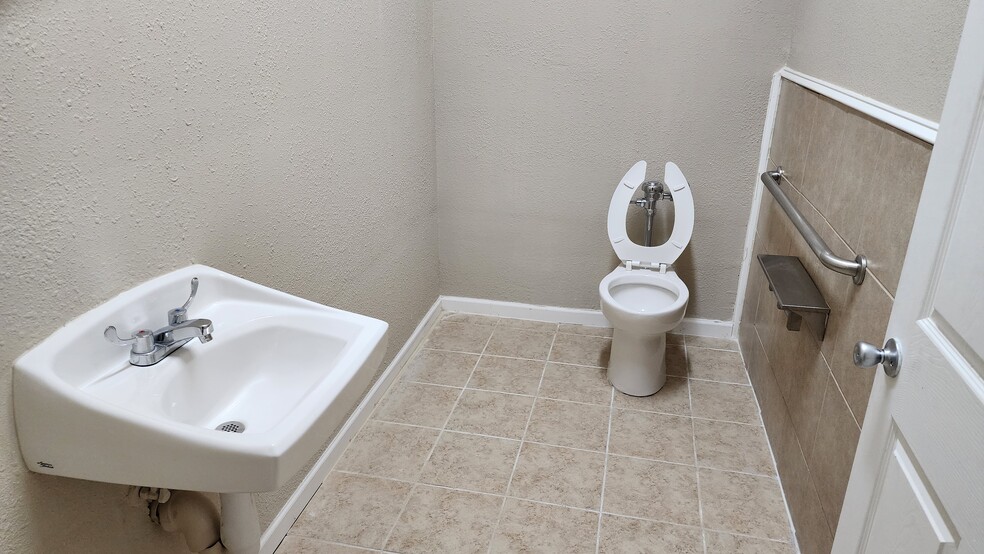 More Photos Of 17434 Red Oak Dr, Houston Medical For Lease